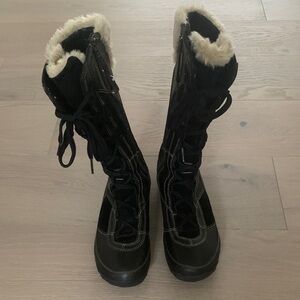 Merrell Black Cream Stitched Boots with Warmth Lining